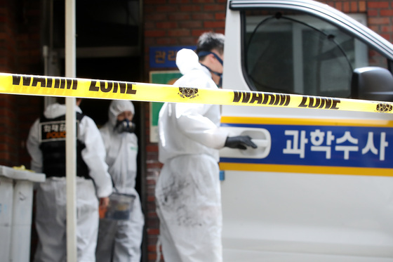 경산 아파트 관리실 방화 1차 감식…항의문·페인트통·라이터 확보