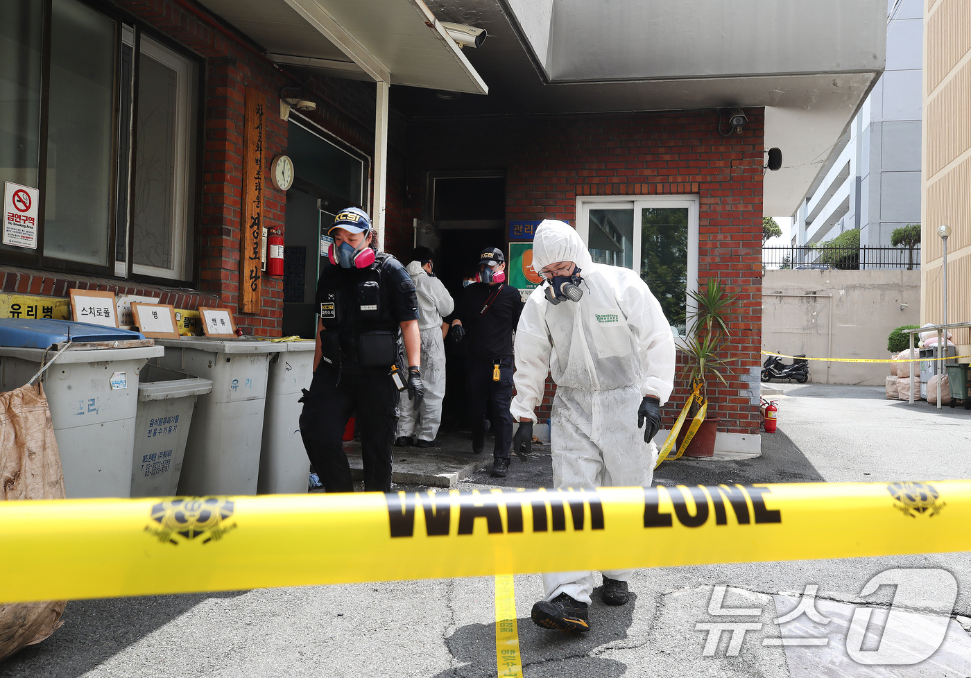 (경산=뉴스1) 공정식 기자 = 23일 오전 경북 경산시 사동 한 아파트 관리사무소에서 70대 입주민의 방화로 불이 나 관리인 등 8명이 화상을 입고 병원으로 이송됐다. 경찰과 소 …