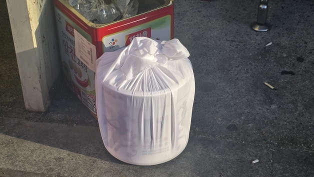 "이런 적은 처음"…쓰레기통 옆, 고인 얼굴 새겨진 봉안함 '충격'