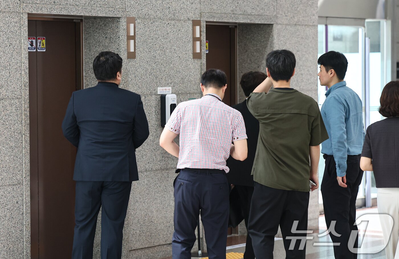 본문 이미지 - 6·3 지방선거 투표용지 부족 사태의 진상 규명을 위한 검경 합동수사본부가 23일 '투표자수 전산조작' 의혹이 포착된 중앙선거관리위원회와 경기선관위 등에 대한 압수수색에 나섰다. 사진은 이날 오후 합수본 관계자들이 중앙선관위에서 이동하는 모습. 2026.7.23 ⓒ 뉴스1 김도우 기자