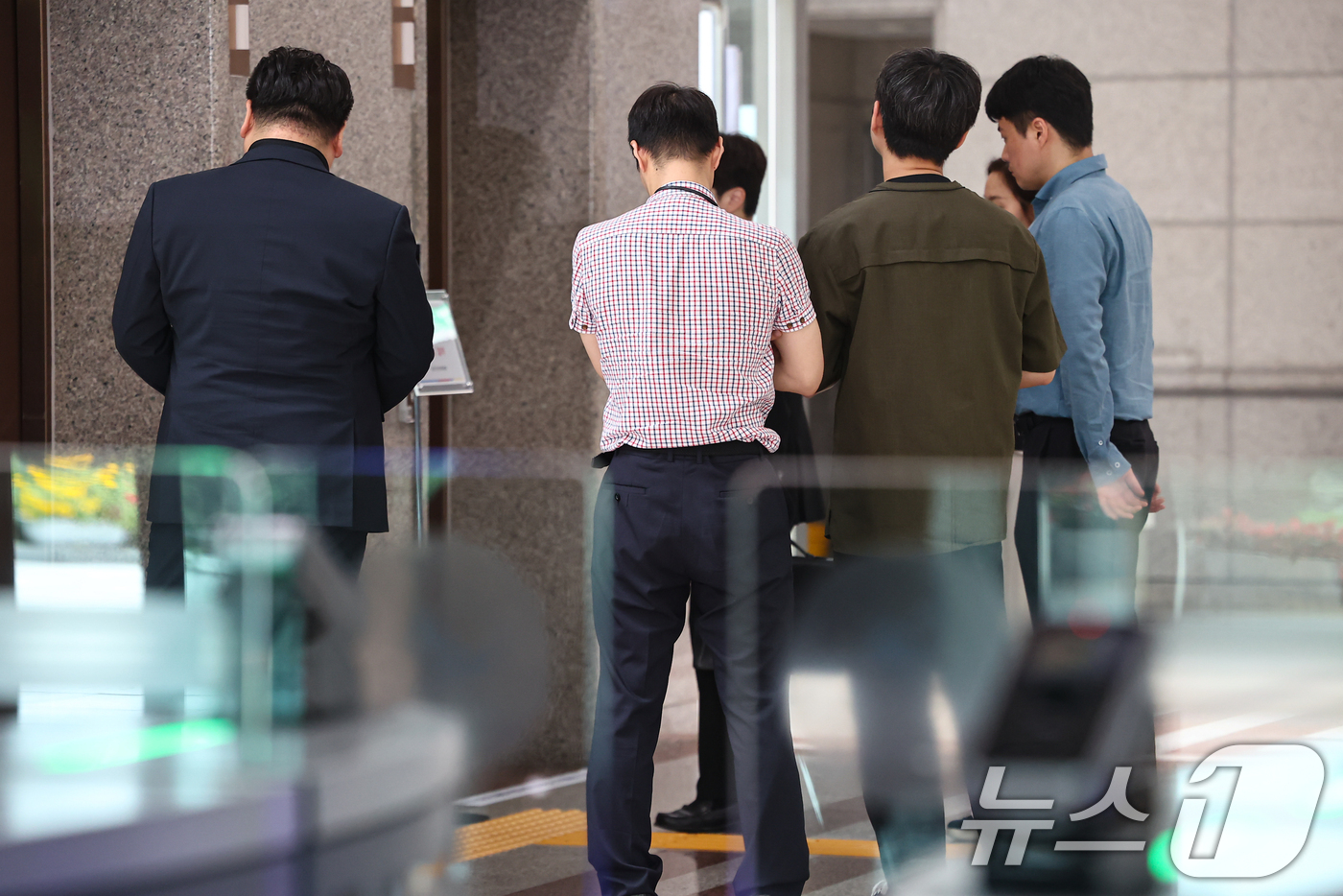 (과천=뉴스1) 김도우 기자 = 6·3 지방선거 투표용지 부족 사태의 진상 규명을 위한 검경 합동수사본부가 23일 '투표자수 전산조작' 의혹이 포착된 중앙선거관리위원회와 경기선관위 …