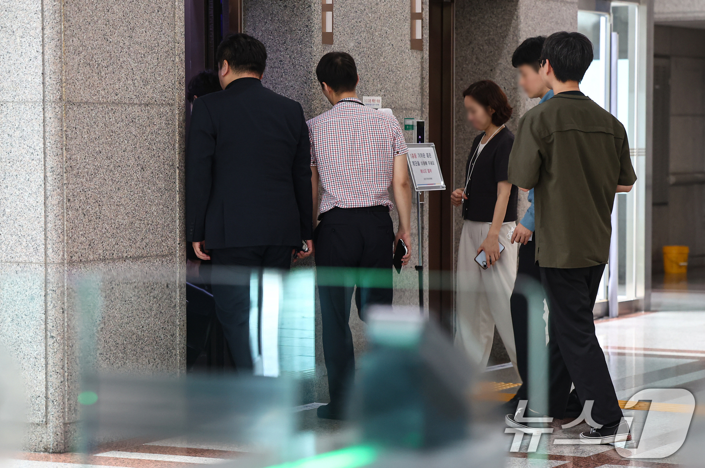 (과천=뉴스1) 김도우 기자 = 6·3 지방선거 투표용지 부족 사태의 진상 규명을 위한 검경 합동수사본부가 23일 '투표자수 전산조작' 의혹이 포착된 중앙선거관리위원회와 경기선관위 …