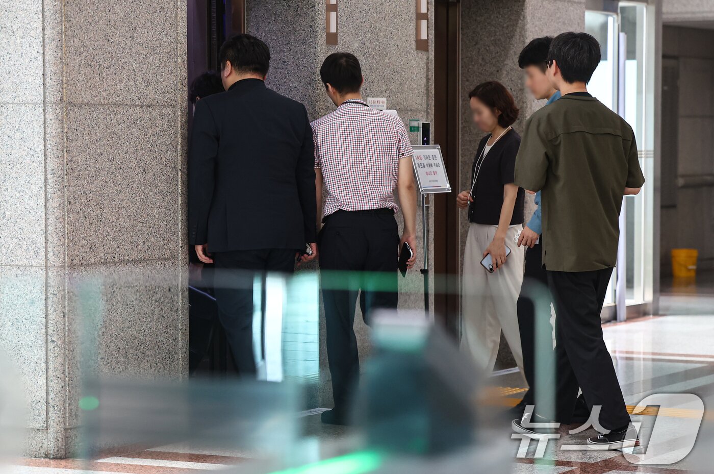 본문 이미지 - 6·3 지방선거 투표용지 부족 사태의 진상 규명을 위한 검경 합동수사본부가 지난 23일 '투표자수 전산조작' 의혹이 포착된 중앙선거관리위원회와 경기선관위 등에 대한 압수수색에 나섰다. 사진은 이날 오후 합수본 관계자들이 중앙선관위에서 이동하는 모습. 2026.7.23 ⓒ 뉴스1 김도우 기자