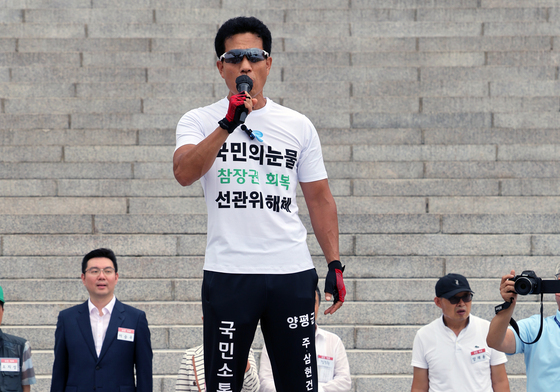 정부 규탄하며 얼음 위로 올라간 '맨발의 사나이' 조승환