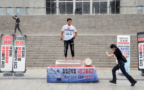 '맨발의 사나이' 조승환, 폭우 맞으며 퍼포먼스
