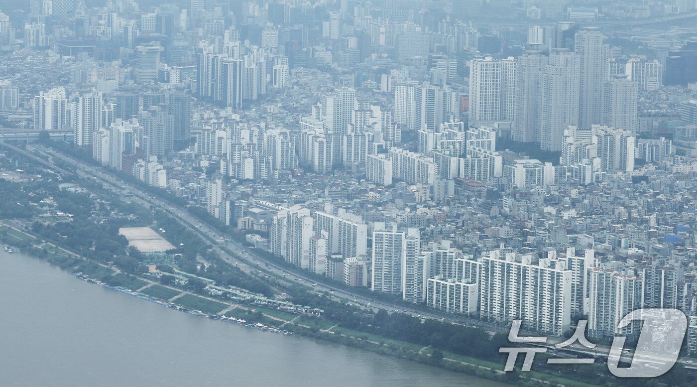 본문 이미지 - 서울 송파구 잠실 롯데월드타워 서울스카이에서 바라본 서울 아파트 단지. 2026.7.23 ⓒ 뉴스1 이종수 기자