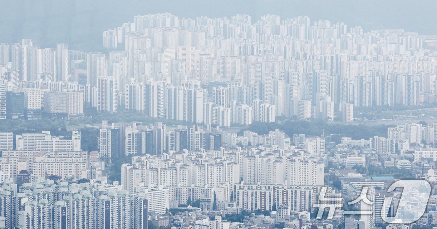 본문 이미지 - 서울 송파구 잠실 롯데월드타워 서울스카이에서 바라본 서울 아파트 단지. 2026.7.23 ⓒ 뉴스1 이종수 기자