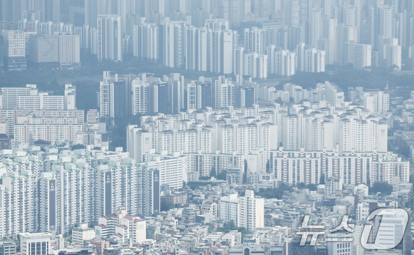 본문 이미지 - 서울 송파구 잠실 롯데월드타워 서울스카이에서 바라본 서울 아파트 단지. 2026.7.23 ⓒ 뉴스1 이종수 기자