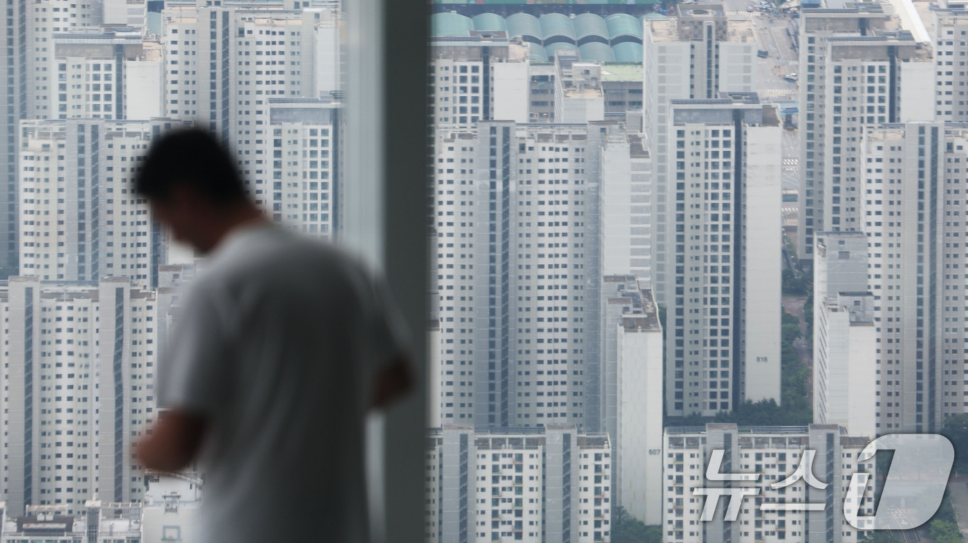 (서울=뉴스1) 이종수 기자 = 이재명 대통령이 23일 부동산 정책 방향을 논의하는 ‘부동산 국민대토론회’를 주재했다.이 대통령은 보유세 강화 필요성에 공감하면서도 실거주 주택과 …