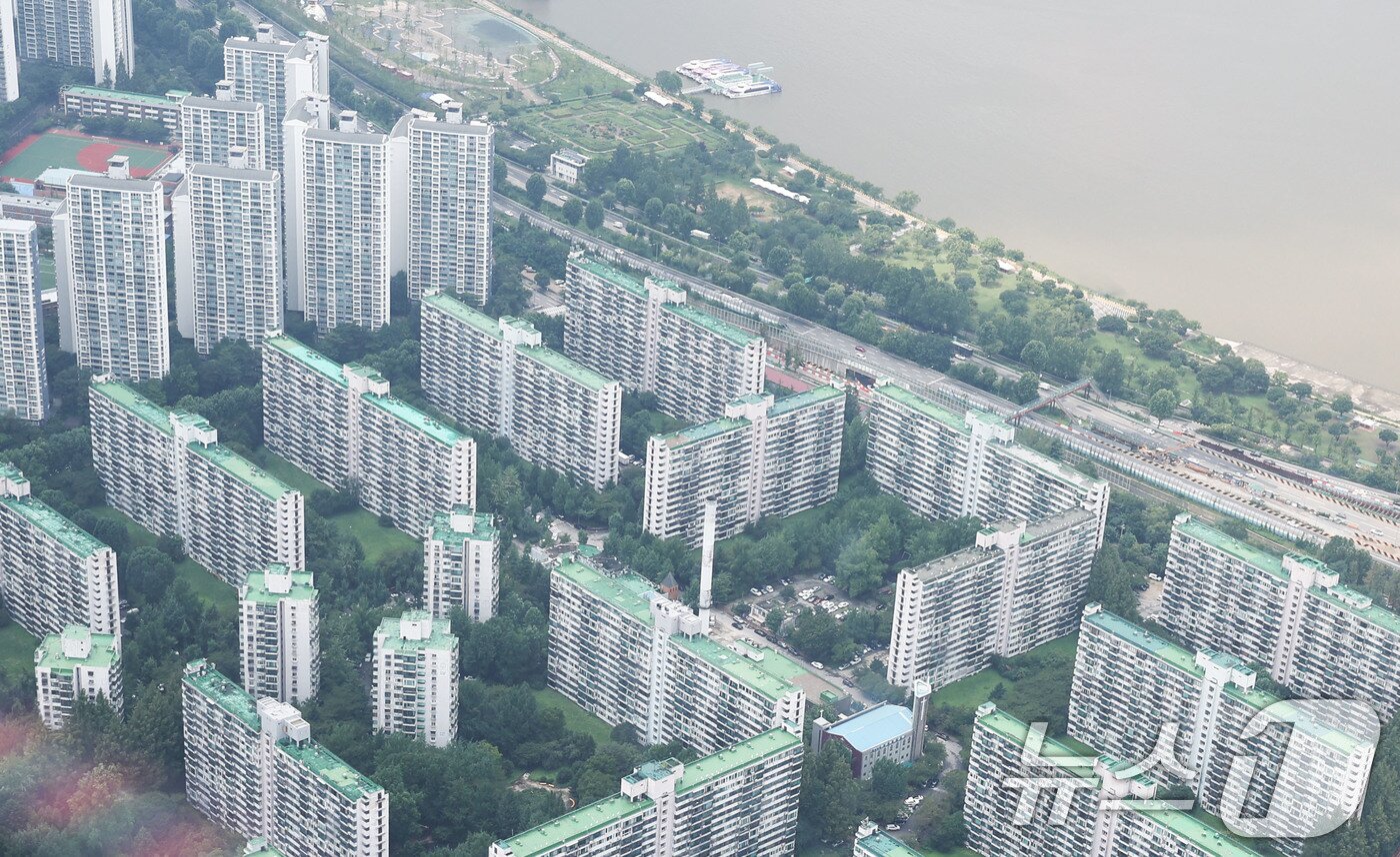 본문 이미지 - 서울 송파구 잠실 롯데월드타워 서울스카이에서 바라본 서울 아파트 단지. 2026.7.23 ⓒ 뉴스1 이종수 기자