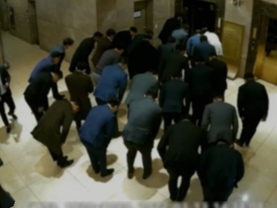 본문 이미지 - 조폭식 인사인 굴신경례 중인 동대문파 조직원들 (서울경찰청 제공. 재판매 및 DB금지)