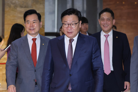 비공개 의원총회 참석하는 정점식 원내대표