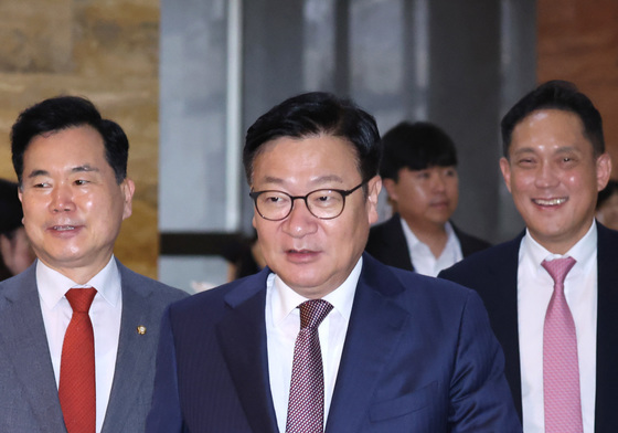 의원총회 참석하는 정점식 원내대표