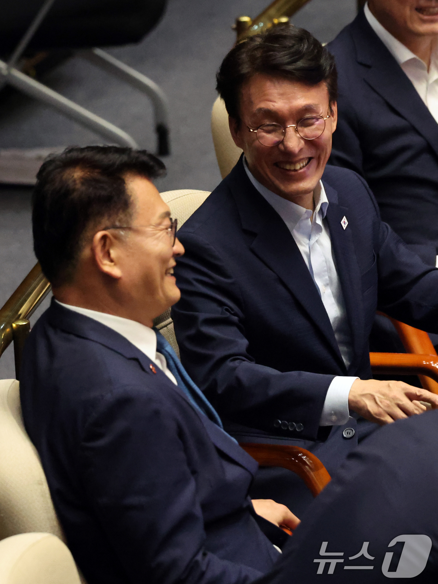 (서울=뉴스1) 황기선 기자 = 더불어민주당 당대표에 출마한 김민석, 송영길 의원이 23일 오후 서울 여의도 국회에서 열린 제437회국회(임시회) 제2차 본회의에서 대화를 나누고 …