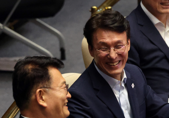 본회의장에서 대화 나누는 김민석·송영길