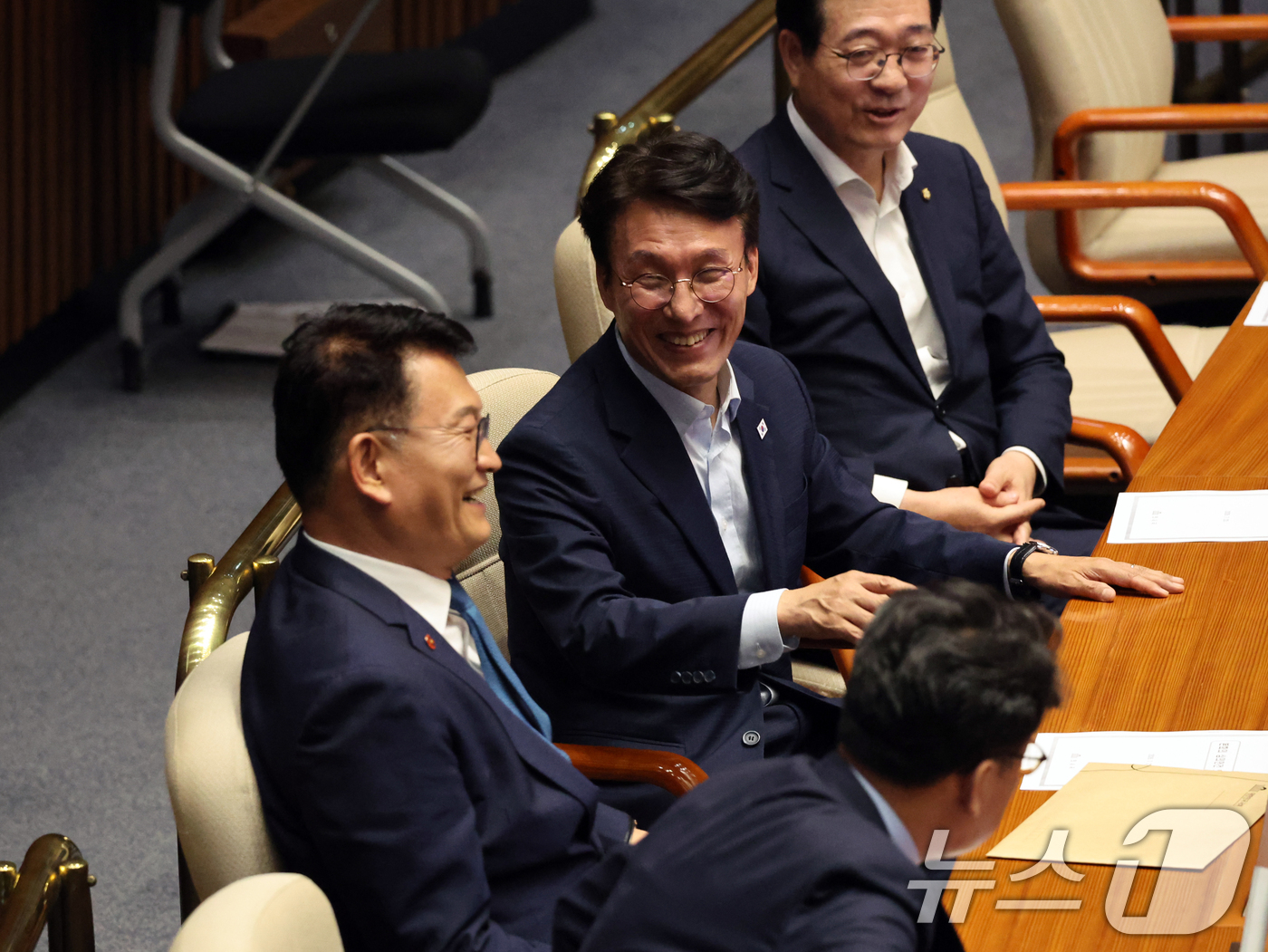 (서울=뉴스1) 황기선 기자 = 더불어민주당 당대표에 출마한 김민석, 송영길 의원이 23일 오후 서울 여의도 국회에서 열린 제437회국회(임시회) 제2차 본회의에서 대화를 나누고 …