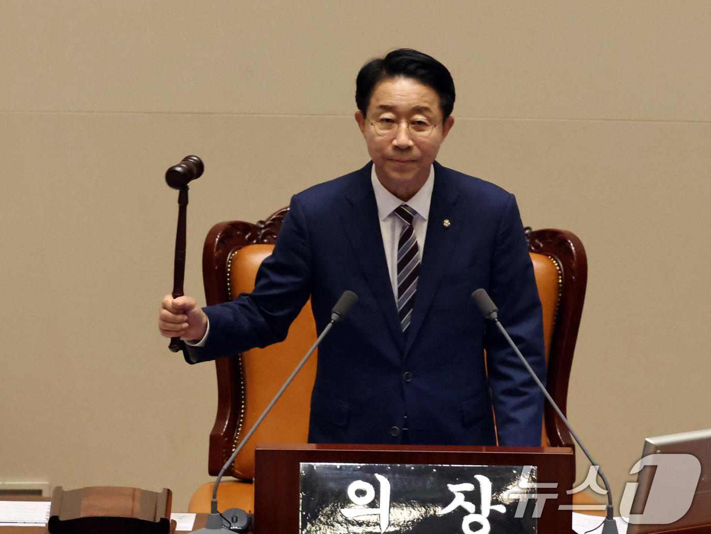 (서울=뉴스1) 황기선 기자 = 조정식 국회의장이 23일 오후 서울 여의도 국회에서 열린 제437회국회(임시회) 제2차 본회의에서 의사봉을 두드리고 있다. 2026.7.23/뉴스1 …