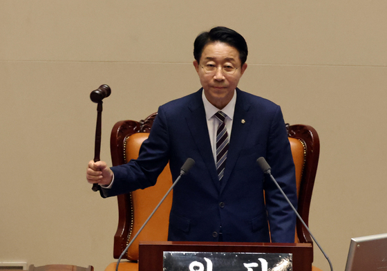 의사봉 두드리는 조정식 국회의장