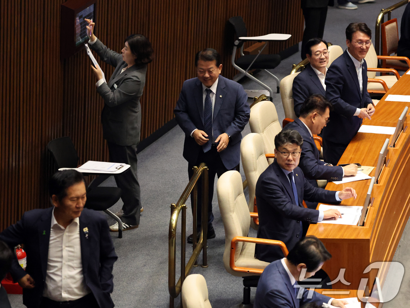 (서울=뉴스1) 황기선 기자 = 더불어민주당 당대표에 출마한 김민석, 정청래, 송영길 의원이 23일 오후 서울 여의도 국회에서 열린 제437회국회(임시회) 제2차 본회의에서 의원들 …