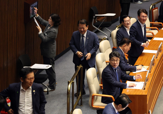 본회의장 자리한 더불어민주당 당대표 후보들