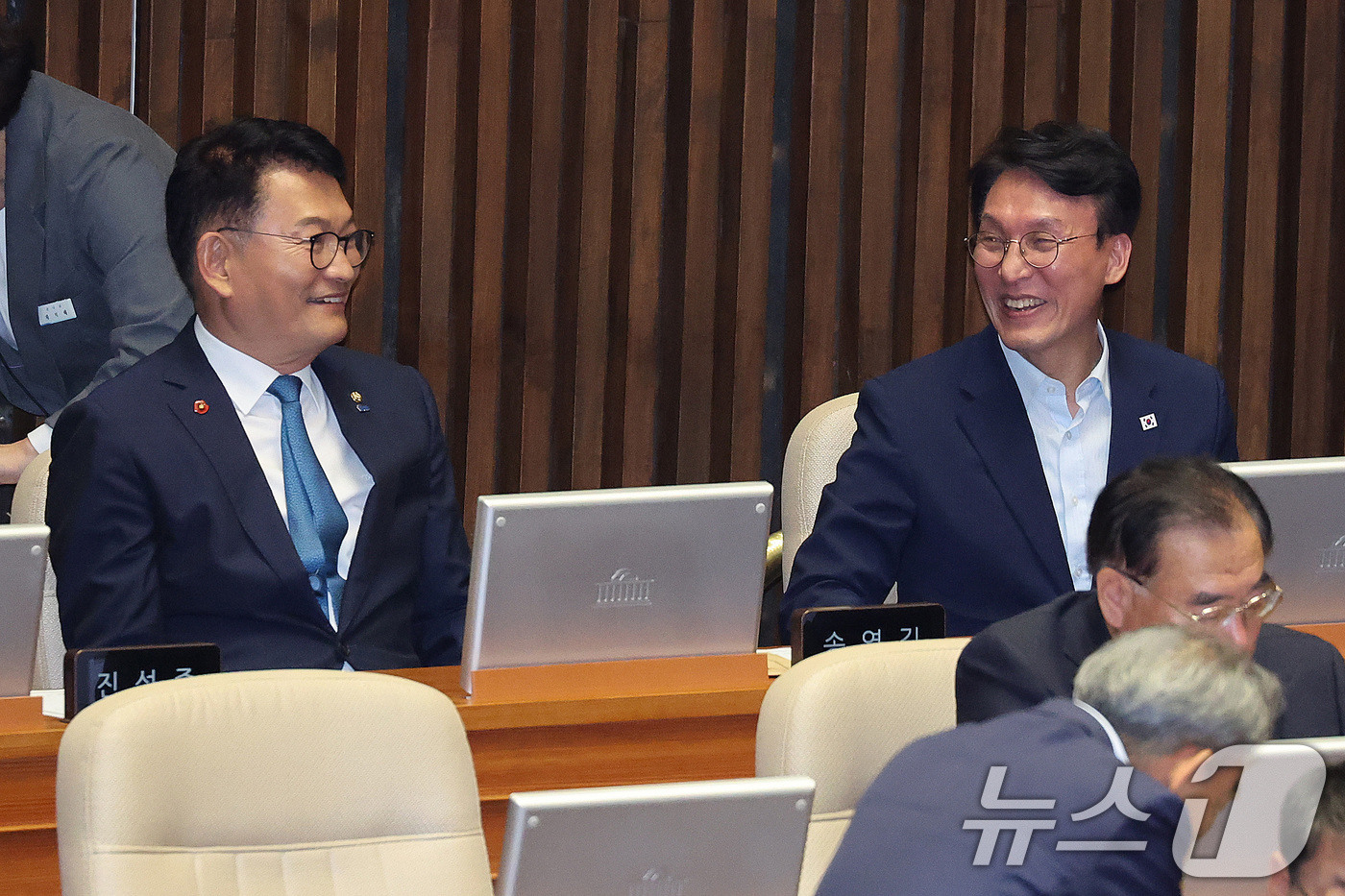 (서울=뉴스1) 신웅수 기자 = 더불어민주당 당권 주자인 김민석, 송영길 의원이 23일 서울 여의도 국회에서 열린 제437회국회(임시회) 제2차 본회의에서 대화하고 있다. 2026 …