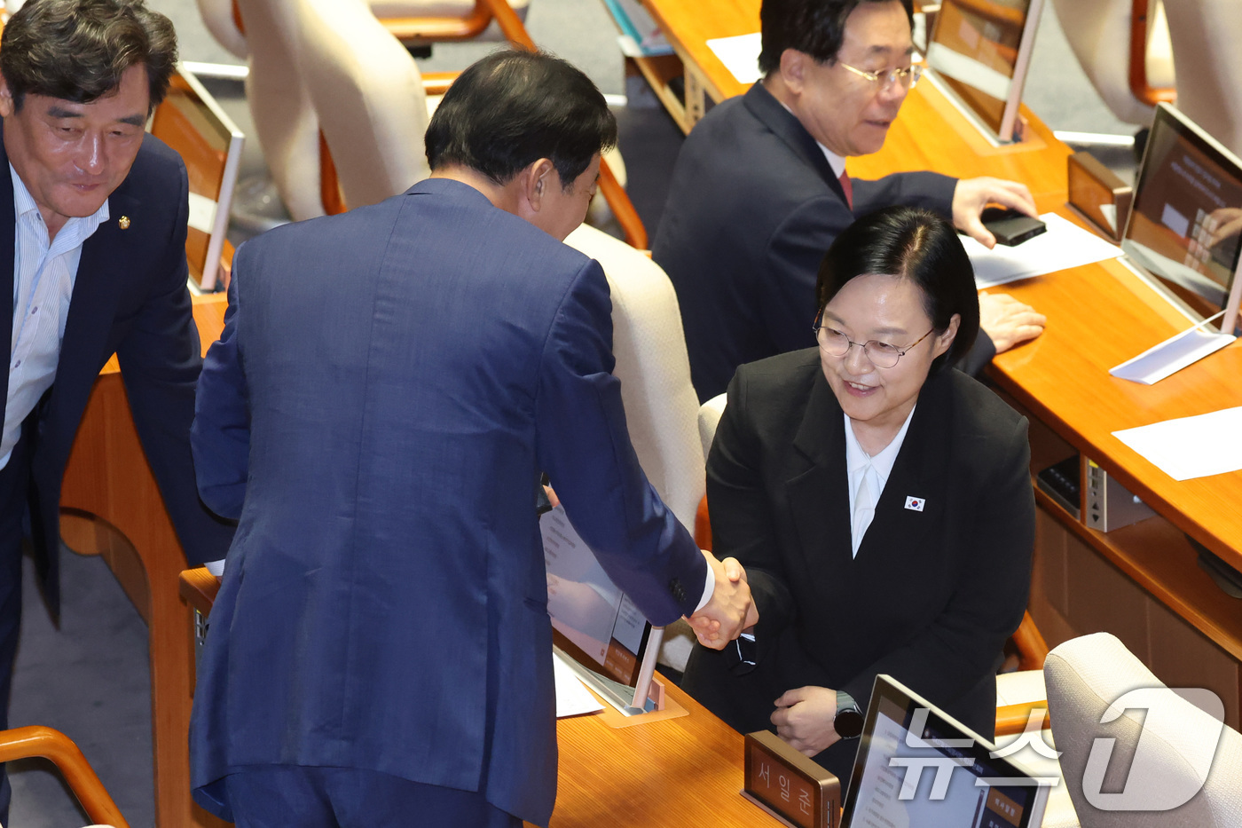 (서울=뉴스1) 신웅수 기자 = 한성숙 국무총리가 23일 서울 여의도 국회에서 열린 제437회국회(임시회) 제2차 본회의에서 국민의힘 의원들과 인사하고 있다. 2026.7.23/뉴 …