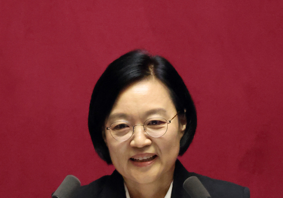 국회에서 인사말하는 한성숙 국무총리