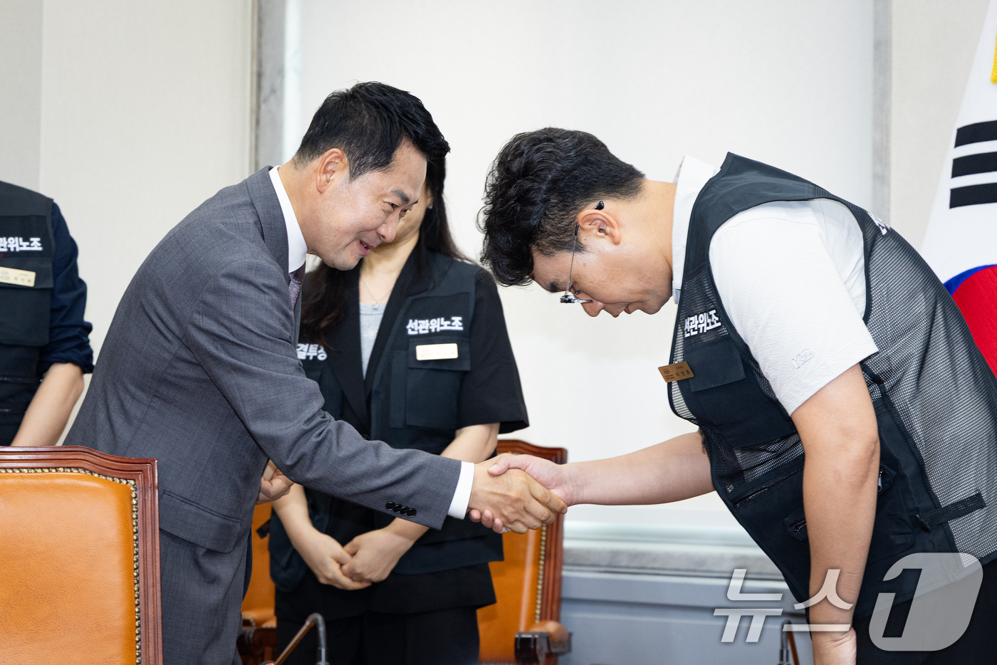 (서울=뉴스1) 유승관 기자 = 장동혁 국민의힘 대표가 23일 서울 여의도 국회에서 열린 국민의힘-선거관리위원회 공무원노조 간담회에서 노조원들과 인사하고 있다. 2026.7.23/ …