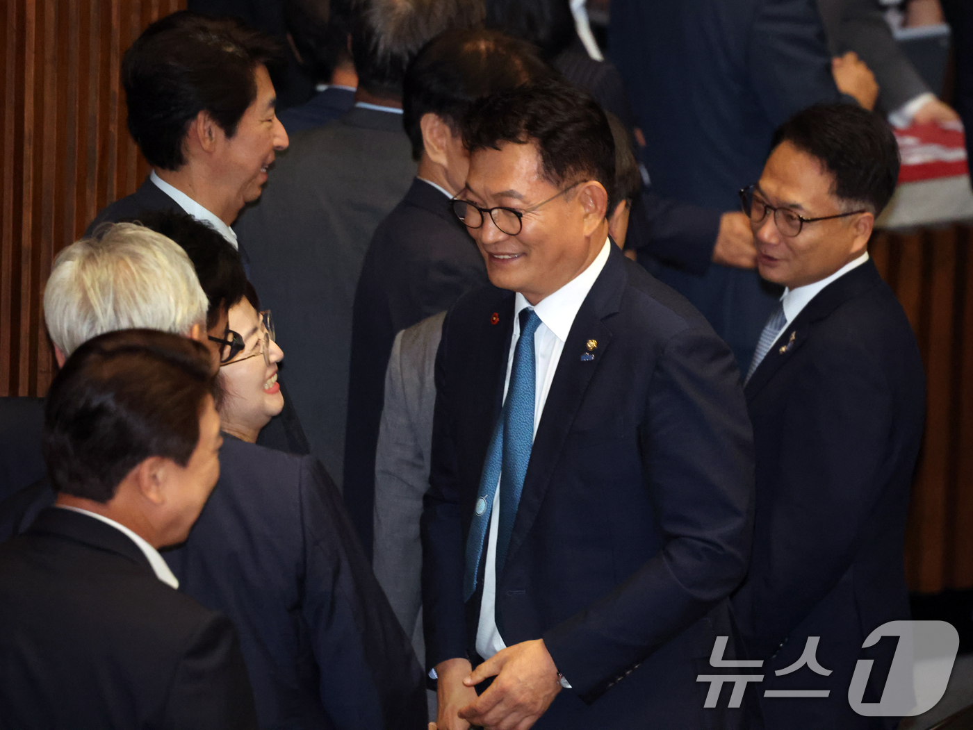 (서울=뉴스1) 황기선 기자 = 더불어민주당 당대표에 출마한 송영길 의원이 23일 오후 서울 여의도 국회에서 열린 제437회국회(임시회) 제2차 본회의에서 의원들과 인사를 나누고 …