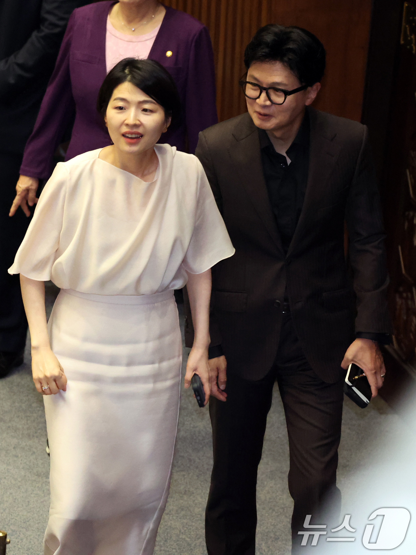 (서울=뉴스1) 황기선 기자 = 한지아 국민의힘 의원과 한동훈 무소속 의원이 23일 오후 서울 여의도 국회에서 열린 제437회국회(임시회) 제2차 본회의에서 대화를 나누며 이동하고 …
