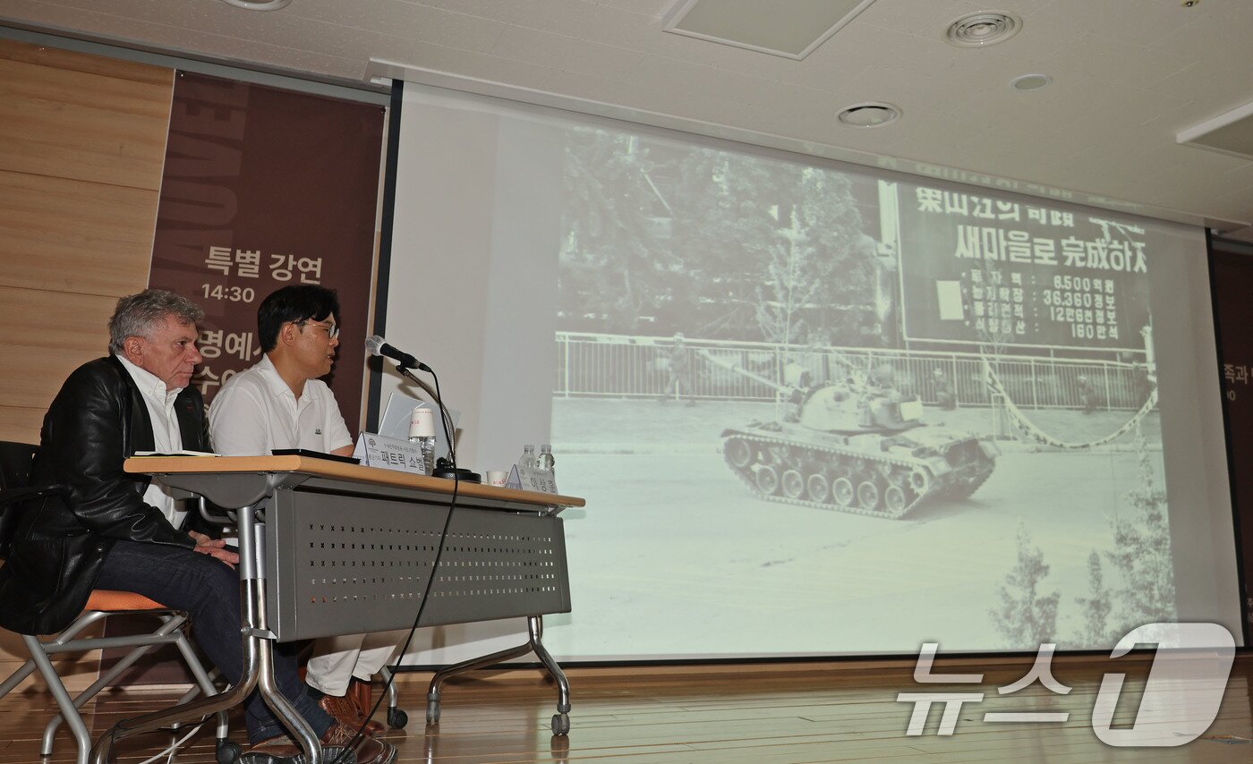 본문 이미지 - 패트릭 쇼벨 프랑스 사진기자가 23일 전남광주통합특별시 5·18민주화운동기록관에서 열린 '5·18 유족과의 만남' 행사에서 자신이 촬영한 사진에 대해 설명하고 있다. 2026.7.23 ⓒ 뉴스1 박지현 기자