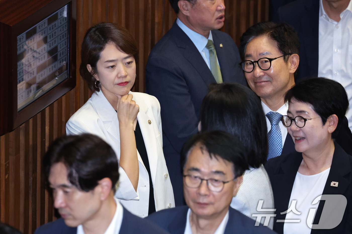 (서울=뉴스1) 신웅수 기자 = 더불어민주당 당권 주자인 고민정 의원이 23일 오후 서울 여의도 국회에서 열린 제437회국회(임시회) 제2차 본회의에서 의원들과 대화하고 있다. 2 …