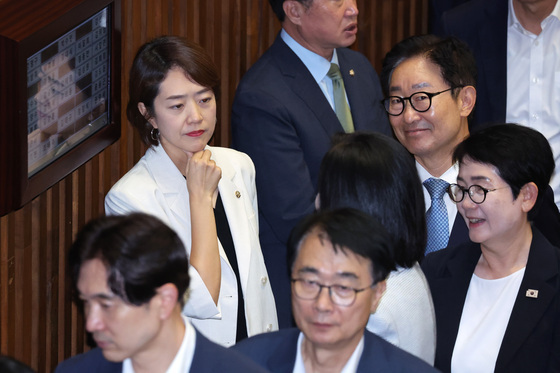 본회의 참석한 고민정