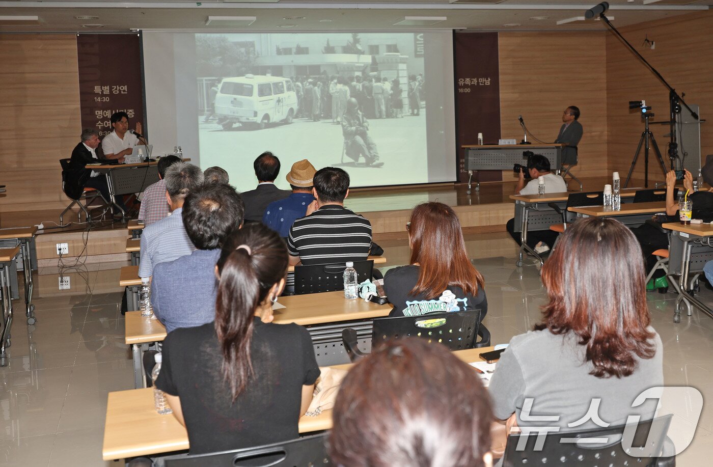 본문 이미지 - 5·18민주화운동 참상을 직접 기록한 패트릭 쇼벨 프랑스 사진기자가 23일 전남광주통합특별시 5·18민주화운동기록관에서 직접 찍은 사진에 대해 설명하고 있다. 2026.7.23 ⓒ 뉴스1 박지현 기자