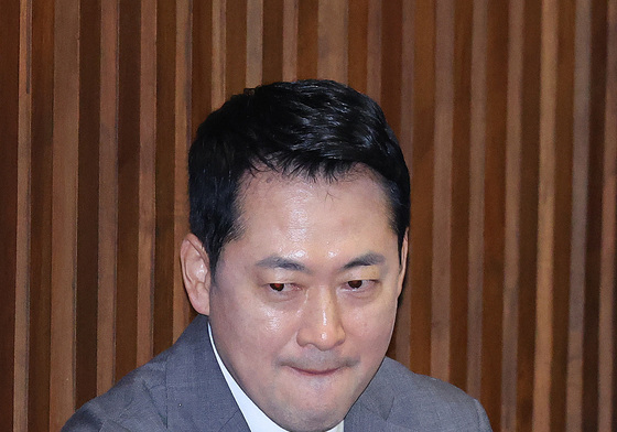 생각 잠긴 장동혁 대표