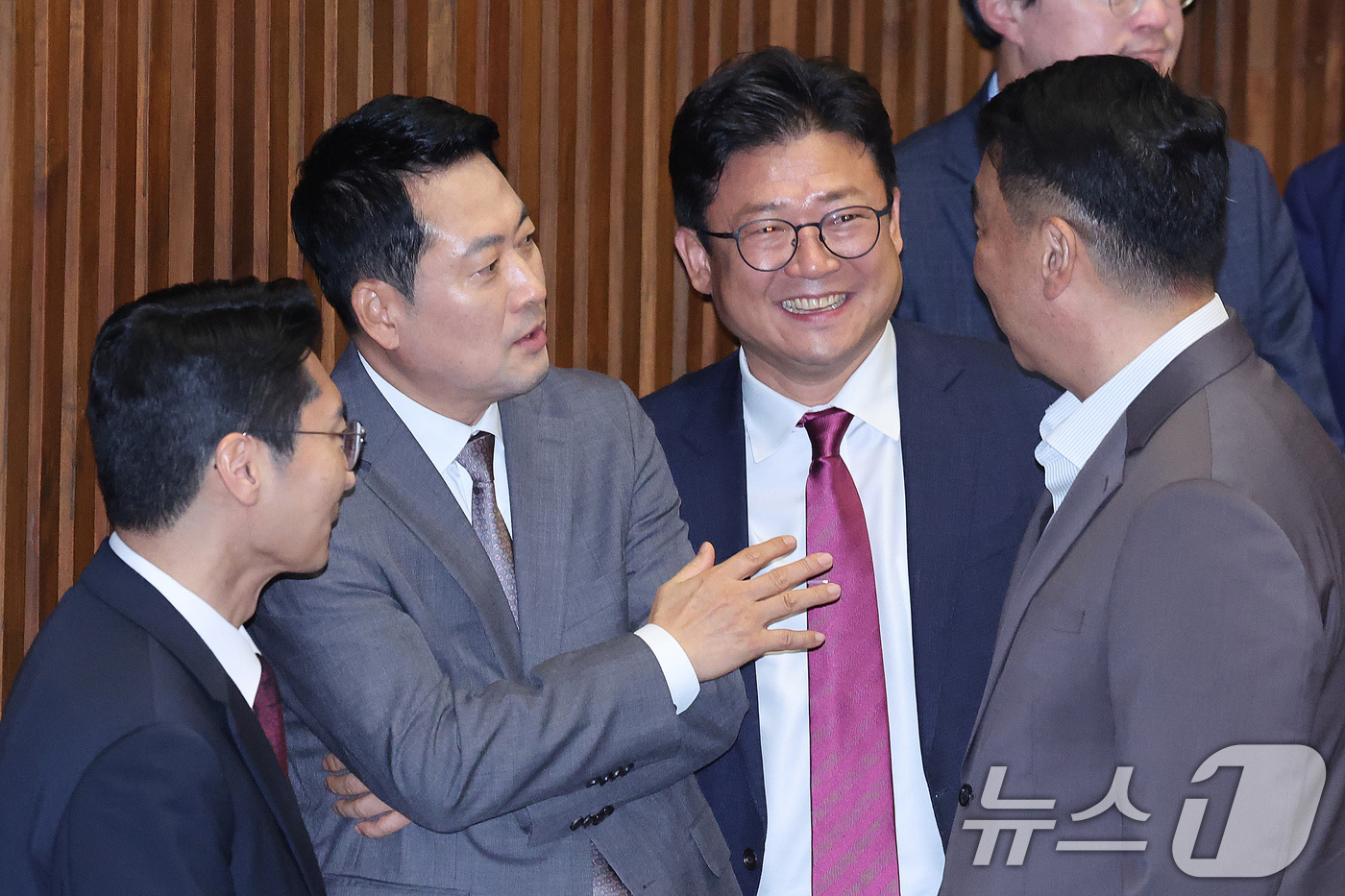 (서울=뉴스1) 신웅수 기자 = 장동혁 국민의힘 대표가 23일 서울 여의도 국회에서 열린 제437회국회(임시회) 제2차 본회의에서 의원들과 대화하고 있다. 2026.7.23/뉴스1 …