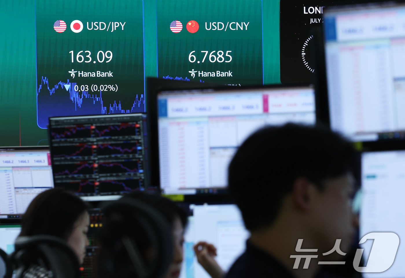 (서울=뉴스1) 오대일 기자 = 23일 오후 서울 중구 하나은행 본점 딜링룸 전광판에 달러·엔 환율이 표시되고 있다. 일본 엔화 가치가 약 40년만에 가장 낮은 수준으로 곤두박질치 …