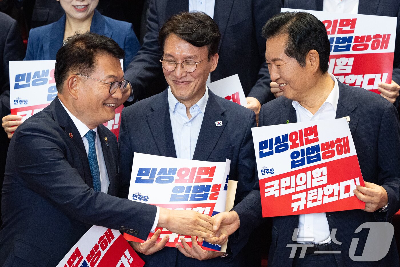 본문 이미지 - 더불어민주당 송영길(왼쪽), 정청래 당대표 후보가 23일 서울 여의도 국회에서 열린 민생외면 입법방해 국민의힘 규탄대회에 참석해 인사하고 있다. 가운데는 김민석 당대표 후보. 2026.7.23 ⓒ 뉴스1 유승관 기자