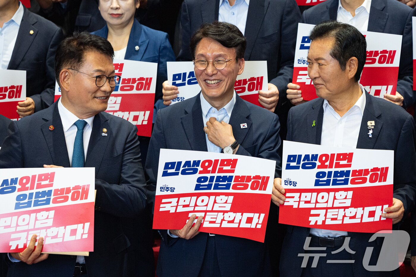 본문 이미지 - 더불어민주당 송영길(왼쪽부터), 김민석, 정청래 당대표 후보가 23일 서울 여의도 국회에서 열린 민생외면 입법방해 국민의힘 규탄대회에 참석해 대화하고 있다. 2026.7.23 ⓒ 뉴스1 유승관 기자