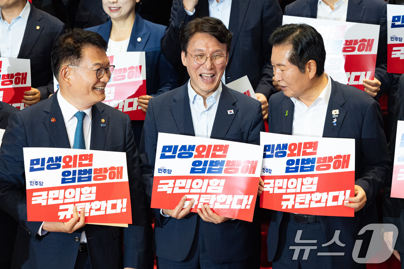 (서울=뉴스1) 유승관 기자 = 더불어민주당 송영길(왼쪽부터), 김민석, 정청래 당대표 후보가 23일 서울 여의도 국회에서 열린 민생외면 입법방해 국민의힘 규탄대회에 참석해 대화하 …