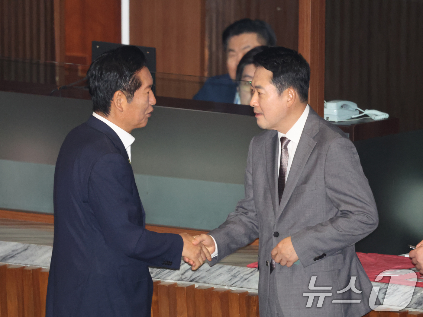 (서울=뉴스1) 황기선 기자 = 장동혁 국민의힘 대표와 정청래 더불어민주당 의원이 23일 오후 서울 여의도 국회에서 열린 제437회국회(임시회) 제2차 본회의에서 악수를 나누고 있 …