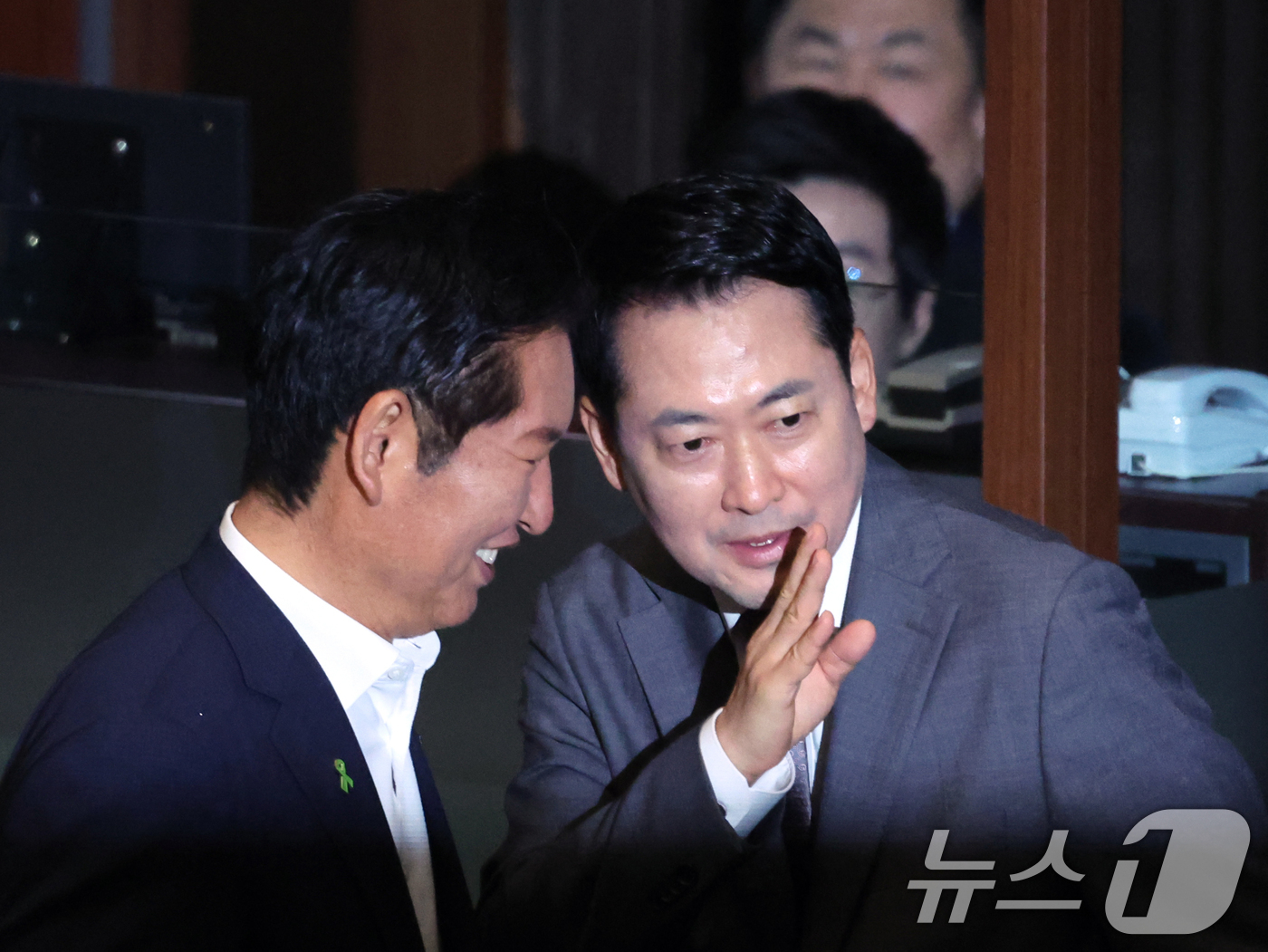(서울=뉴스1) 황기선 기자 = 장동혁 국민의힘 대표와 정청래 더불어민주당 의원이 23일 오후 서울 여의도 국회에서 열린 제437회국회(임시회) 제2차 본회의에서 대화를 나누고 있 …