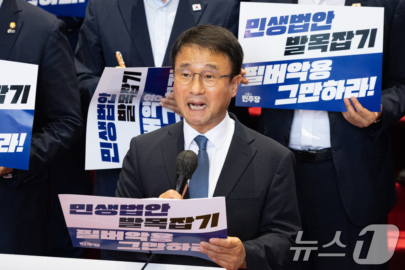 (서울=뉴스1) 유승관 기자 = 한병도 더불어민주당 당대표 직무대행 겸 원내대표가 23일 서울 여의도 국회에서 열린 민생외면 입법방해 국민의힘 규탄대회에서 규탄사를 하고 있다. 2 …