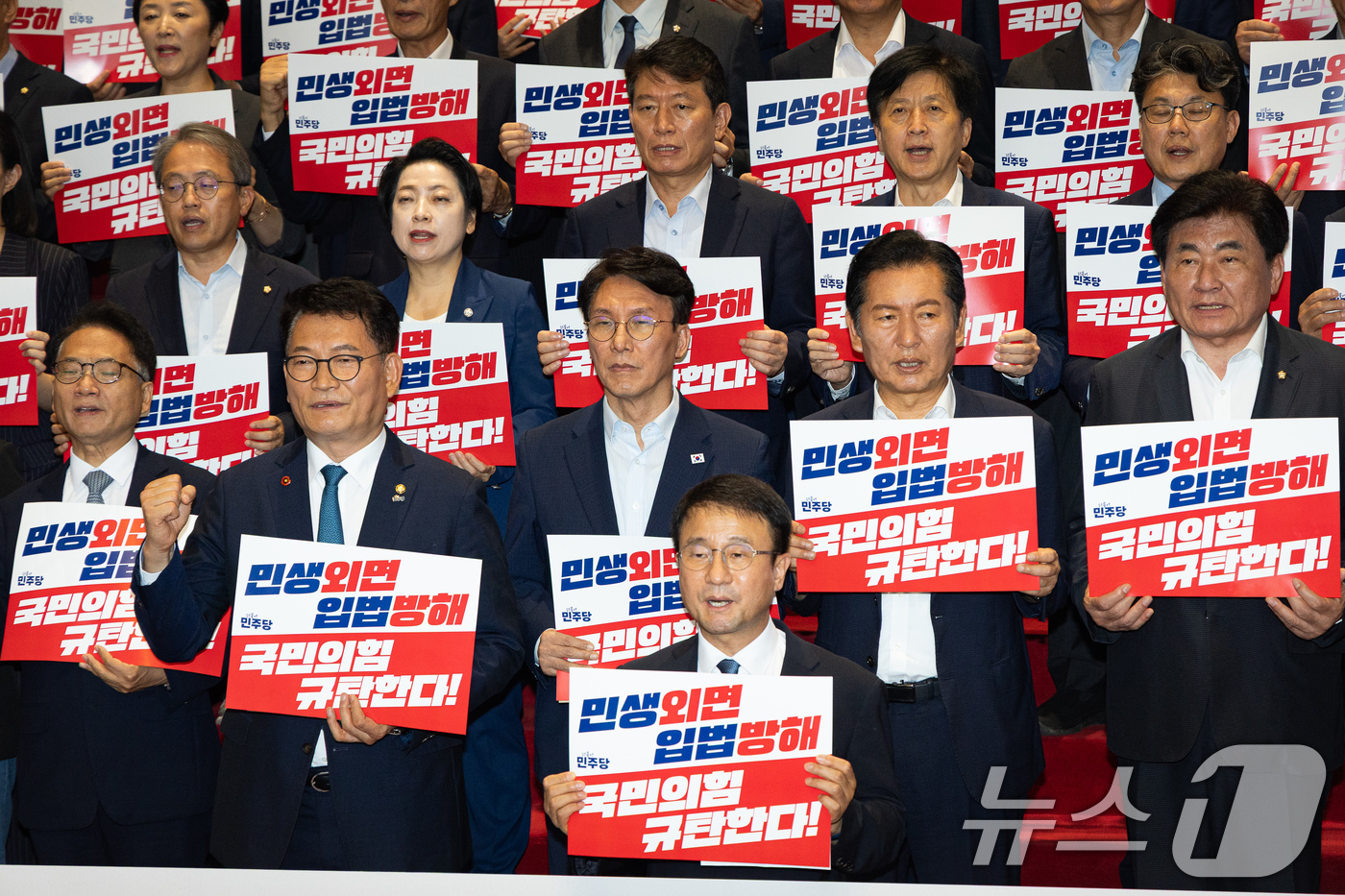 (서울=뉴스1) 유승관 기자 = 한병도 더불어민주당 당대표 직무대행 겸 원내대표를 비롯한 당권주자 및 의원들이 23일 서울 여의도 국회에서 열린 민생외면 입법방해 국민의힘 규탄대회 …