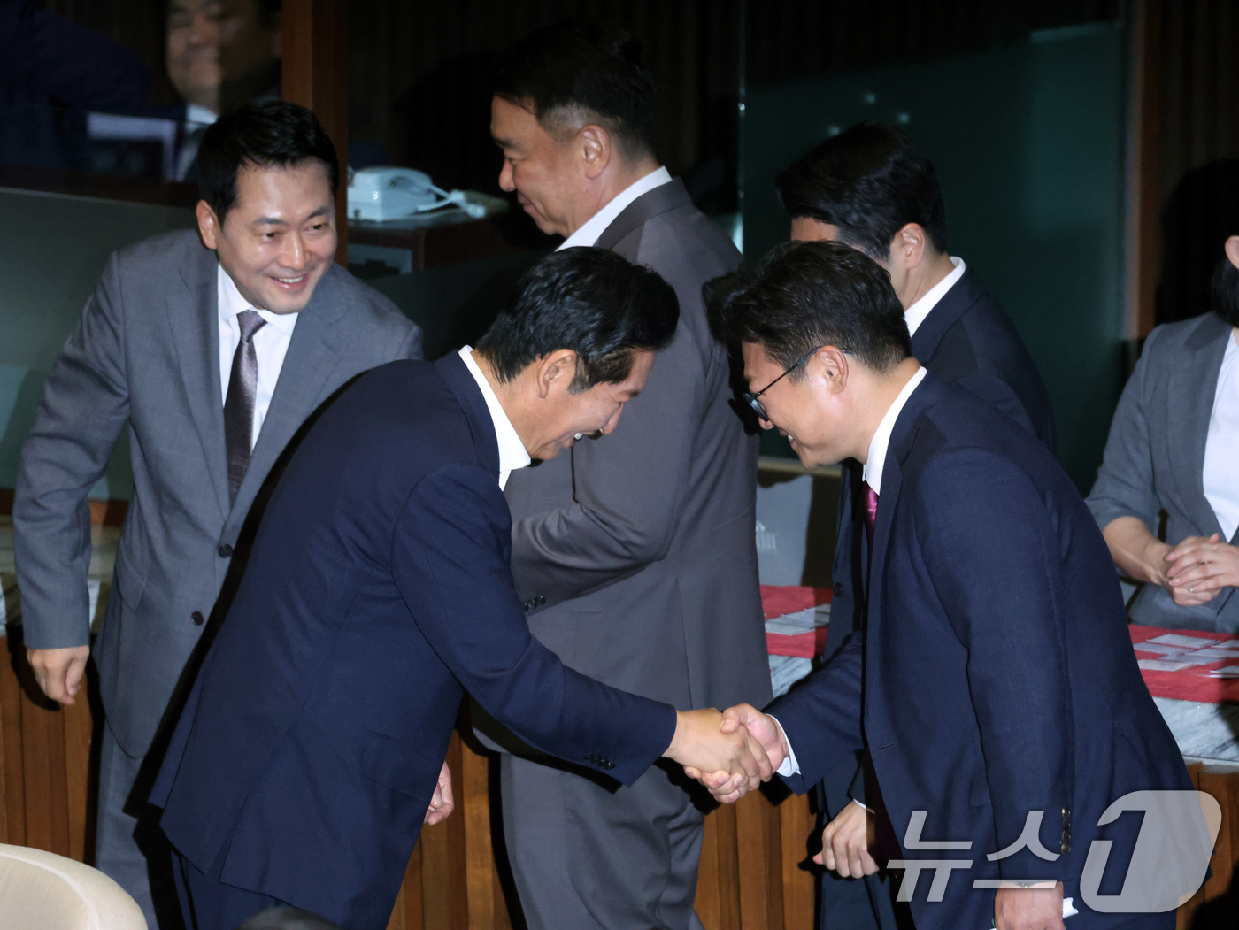 (서울=뉴스1) 황기선 기자 = 정청래 더불어민주당 의원이 23일 오후 서울 여의도 국회에서 열린 제437회국회(임시회) 제2차 본회의에서 장동혁 국민의힘 대표 등 의원들과 인사를 …