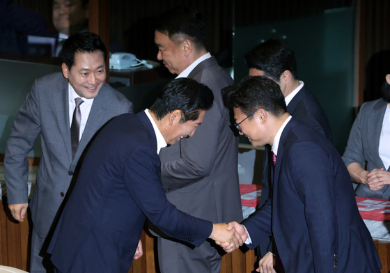 野 의원들과 인사 나누는 정청래