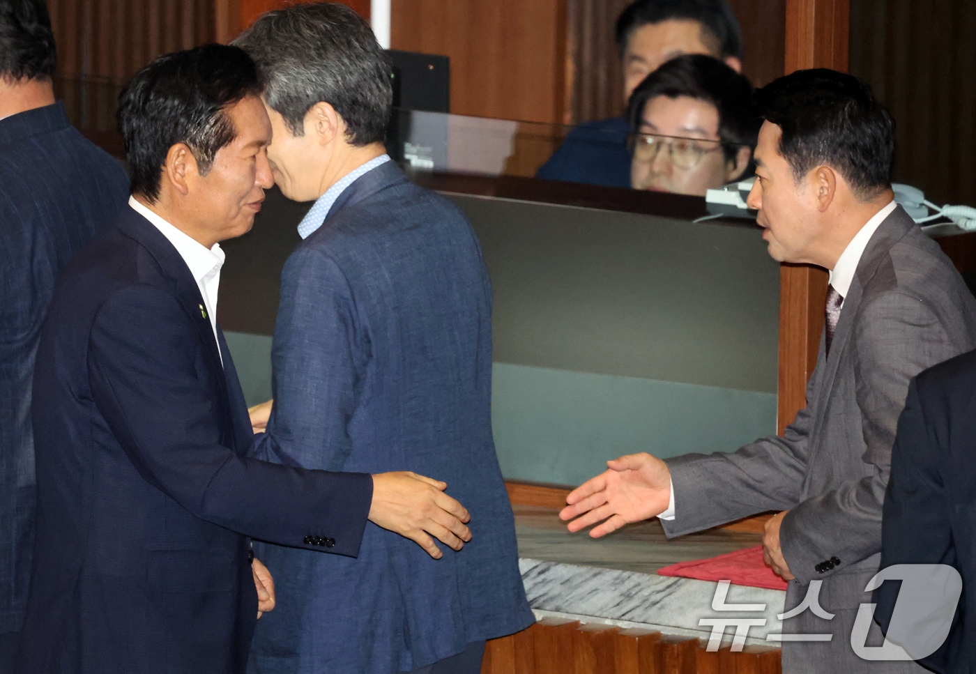 (서울=뉴스1) 황기선 기자 = 장동혁 국민의힘 대표와 정청래 더불어민주당 의원이 23일 오후 서울 여의도 국회에서 열린 제437회국회(임시회) 제2차 본회의에서 악수를 나누고 있 …