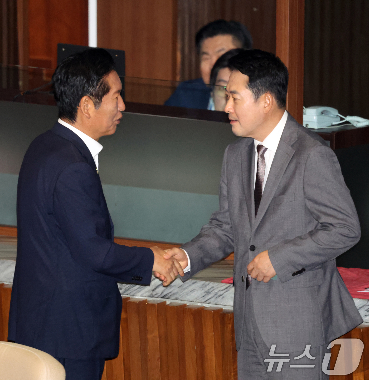 (서울=뉴스1) 황기선 기자 = 장동혁 국민의힘 대표와 정청래 더불어민주당 의원이 23일 오후 서울 여의도 국회에서 열린 제437회국회(임시회) 제2차 본회의에서 악수를 나누고 있 …