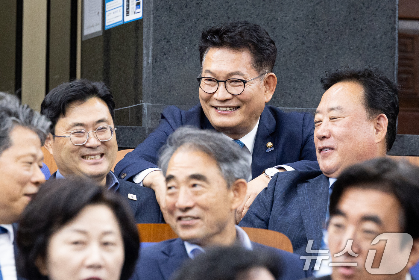 (서울=뉴스1) 유승관 기자 = 송영길 더불어민주당 당대표 후보가 23일 서울 여의도 국회에서 열린 의원총회에서 의원들과 대화하고 있다. 2026.7.23/뉴스1