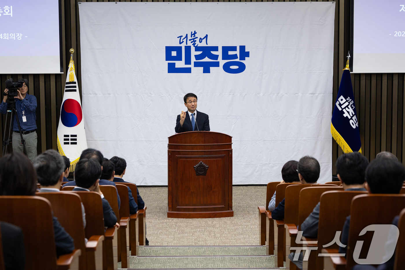 (서울=뉴스1) 유승관 기자 = 한병도 더불어민주당 당대표 직무대행 겸 원내대표가 23일 서울 여의도 국회에서 열린 의원총회에서 모두 발언을 하고 있다. 2026.7.23/뉴스1